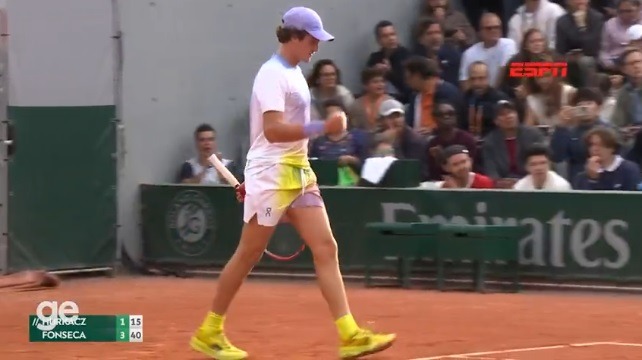 Torcedores ignoram partida na quadra principal para assistir João Fonseca em Roland Garros