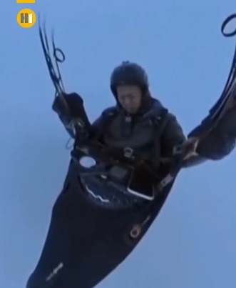 VÍDEO: Homem em parapente é puxado para dentro de nuvem a mais de 8 mil metros e escapa ileso; ASSISTA