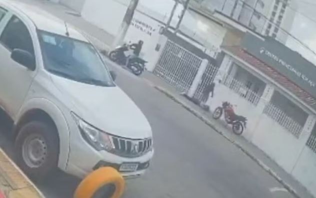Mulher cai da moto ao ser abordada por criminosos e é assaltada no chão em Natal
