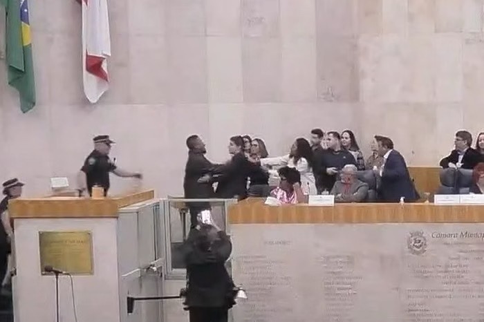 VÍDEO: Presidente de sindicato de motoboys agride Pavanato na Câmara