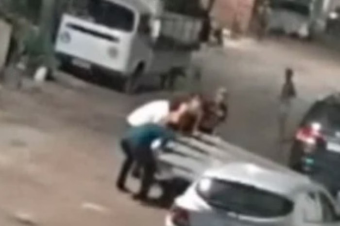 Homem morre esmagado por portão de oficina