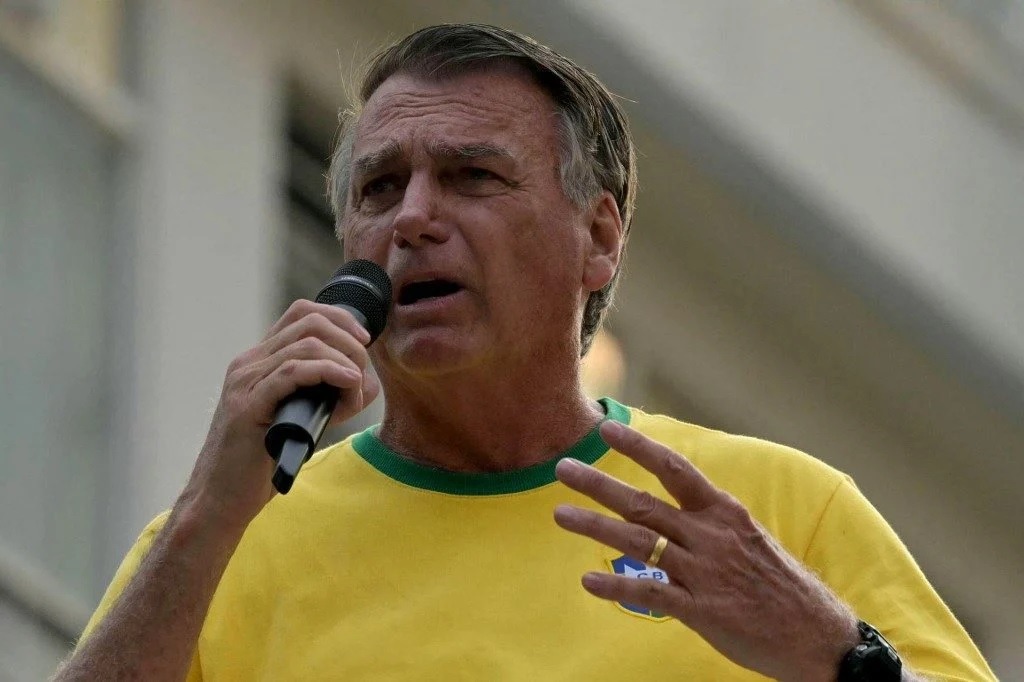 “Precisamos da ajuda de terceiros”, diz Bolsonaro em referência aos EUA