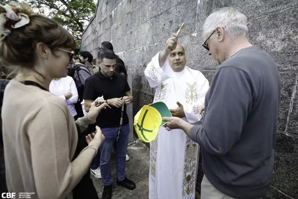 VÍDEO: Carlo Ancelotti visita Cristo Redentor e recebe bênção