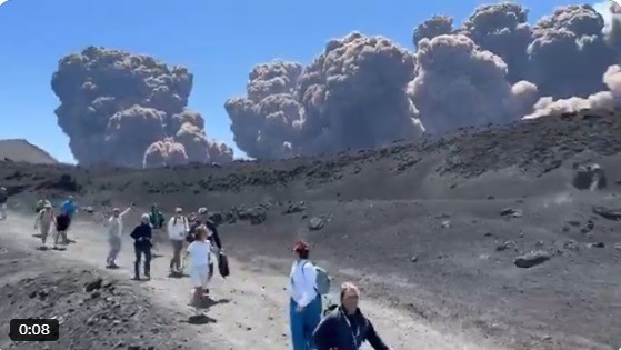VÍDEO: vulcão entra em erupção na Itália, e turistas correm para escapar