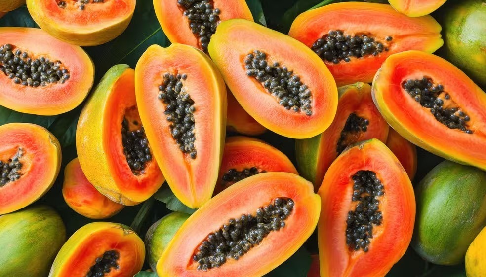 Mamão: descubra 5 benefícios da fruta e um alerta