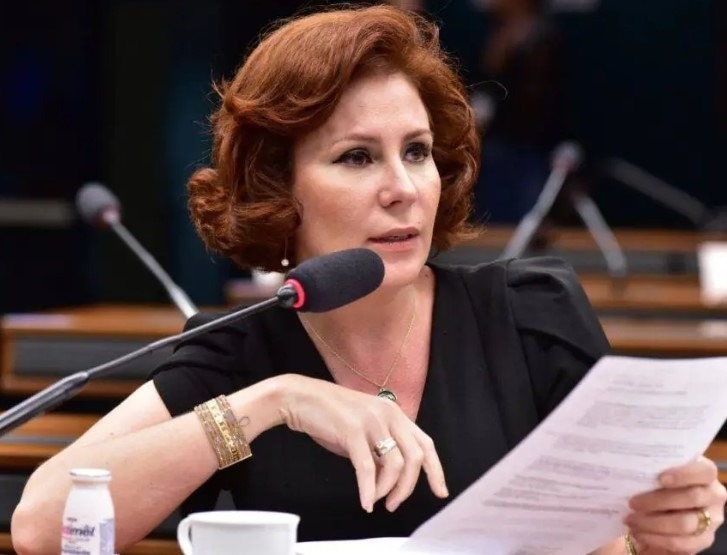 Carla Zambelli diz que prisão preventiva decretada por Moraes é ‘ilegal, inconstitucional e autoritária’