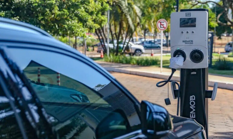 Risco de colapso: CREA recomenda proibição de recarga de carros elétricos em garagens de prédios