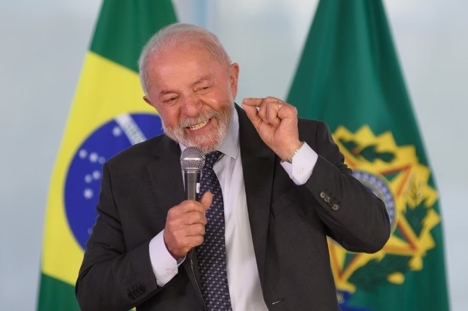 Com a popularidade em baixa, governo Lula patina ao apostar em medidas populares para tentar reverter rejeição