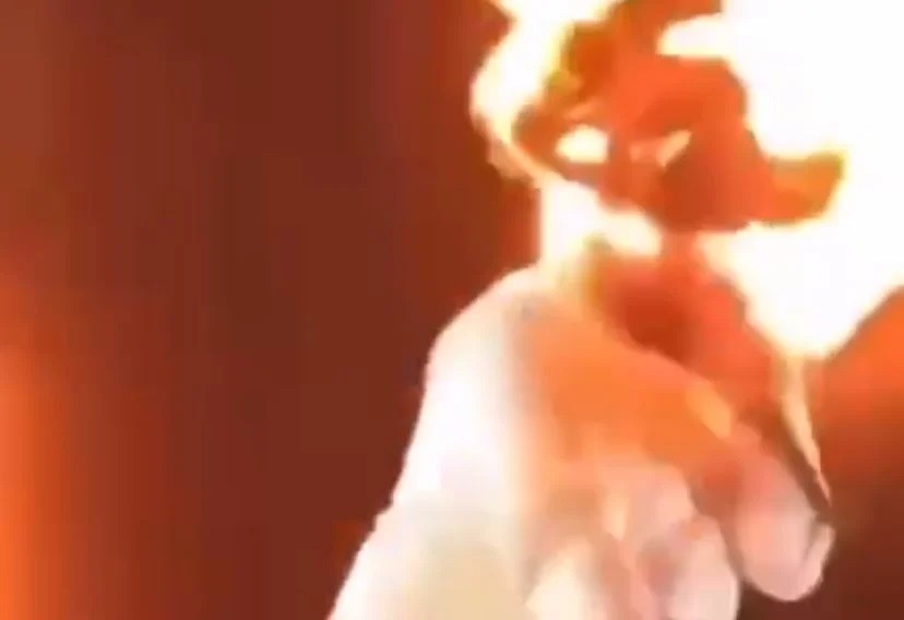 VÍDEO: Cantor sertanejo é atingido por chamas no palco e queima o rosto