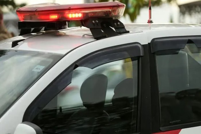 Com ciúmes da mulher, homem dá golpe de facão em amigo e foge