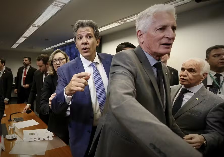 VÍDEO: Após bate-boca com parlamentares, Haddad deixa comissão da Câmara e ouve gritos de “fujão”