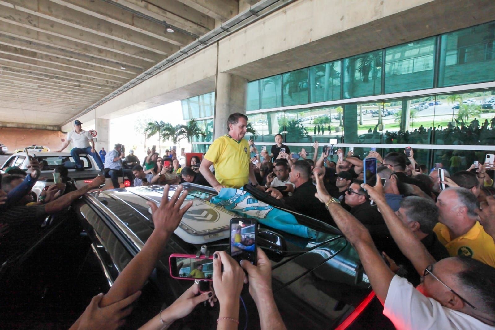 [VÍDEO] Bolsonaro chega ao RN e é recebido por multidão em aeroporto: "Mito, mito"