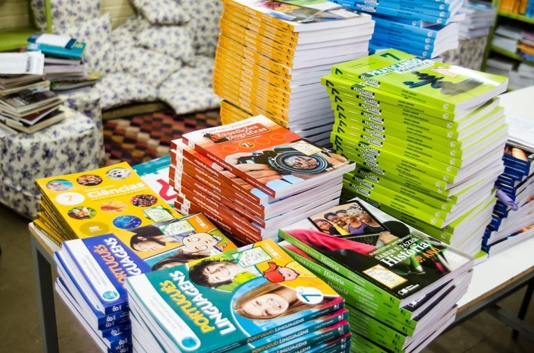 Governo Lula não garante dinheiro para comprar livros didáticos previstos para 2025