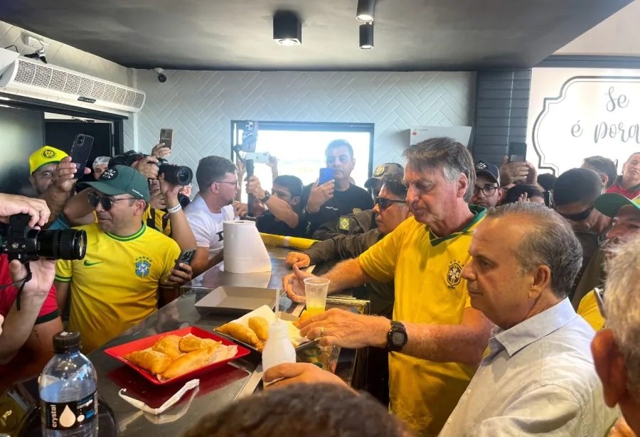 Bolsonaro come tradicional pastel em Tangará