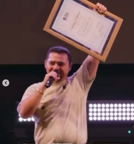 VÍDEO: Xand Avião recebe título de cidadão natalense em cima do palco durante São João de Natal