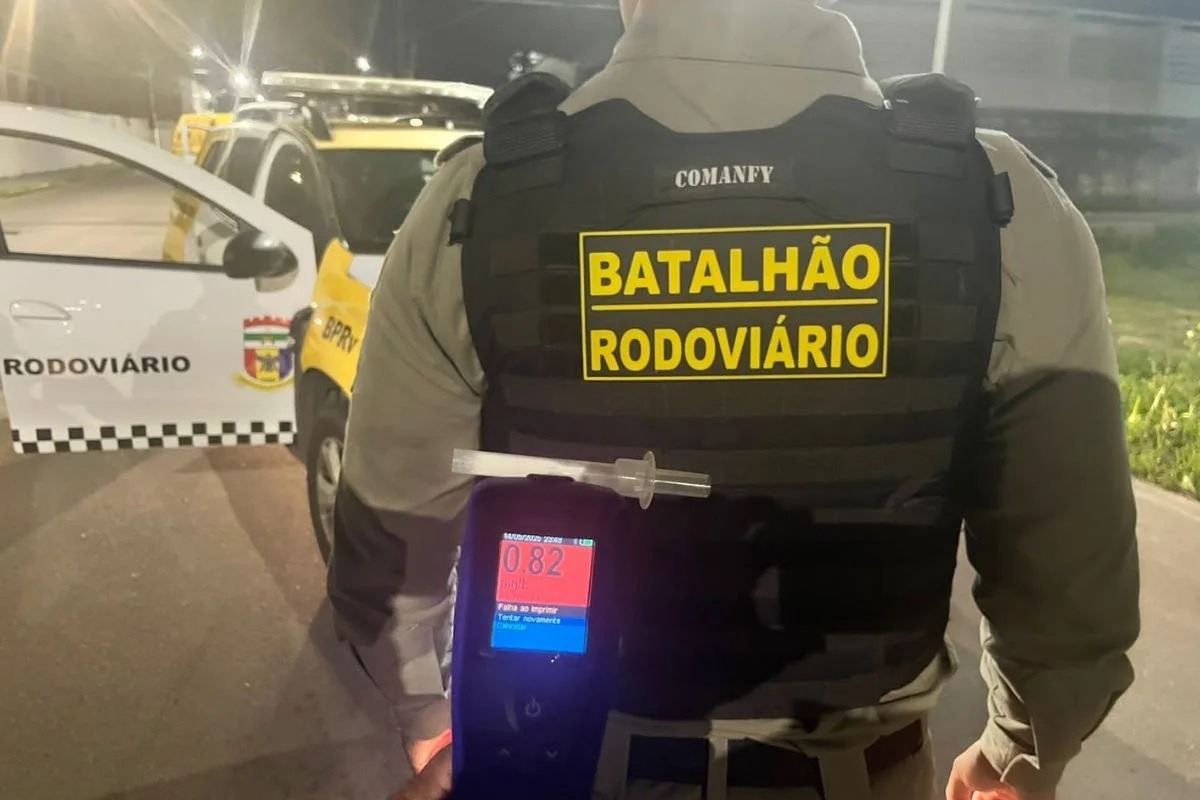 Homem é preso por corrupção ativa após tentar subornar policiais durante blitz 