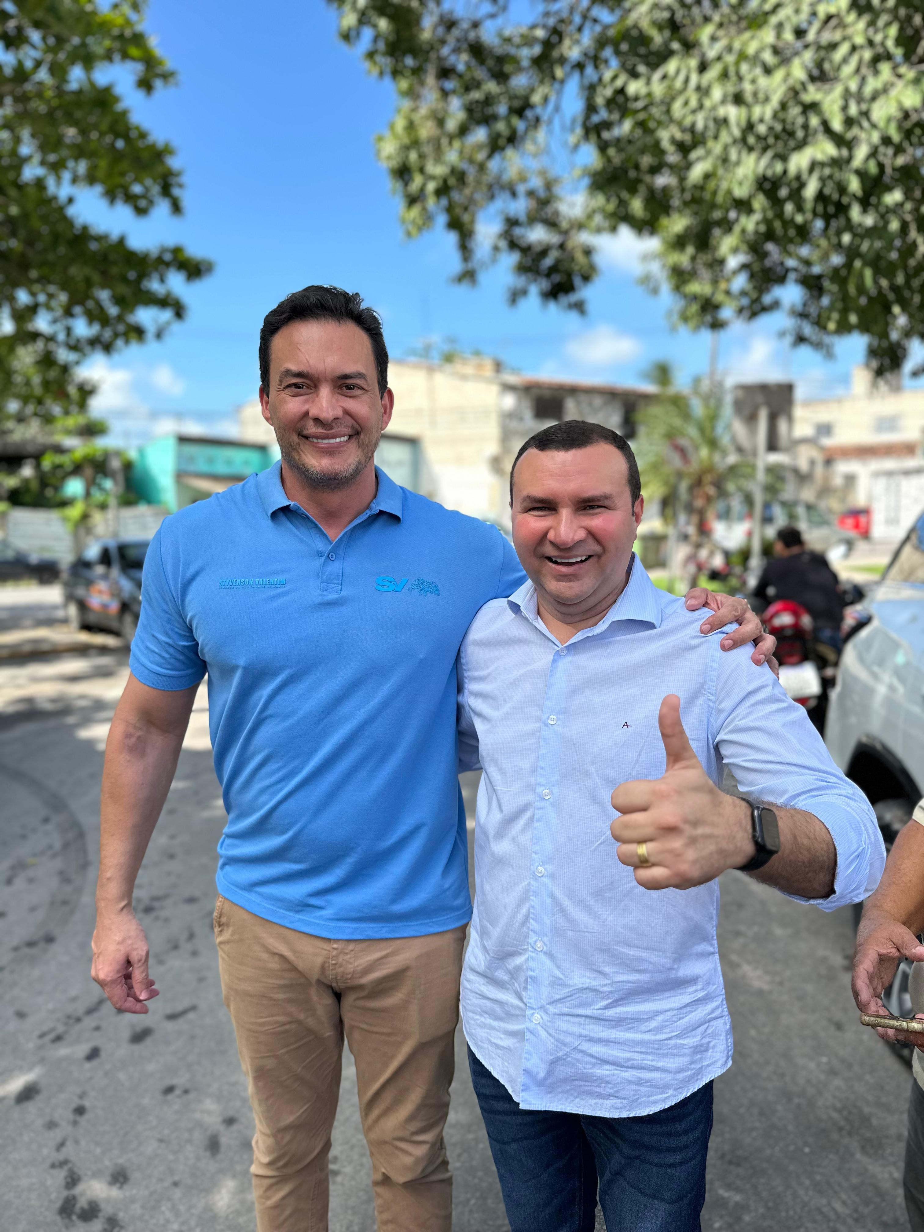 Emídio Júnior e Styvenson Valentim ouvem comerciantes sobre efeitos positivos do desassoreamento do Rio Jundiaí