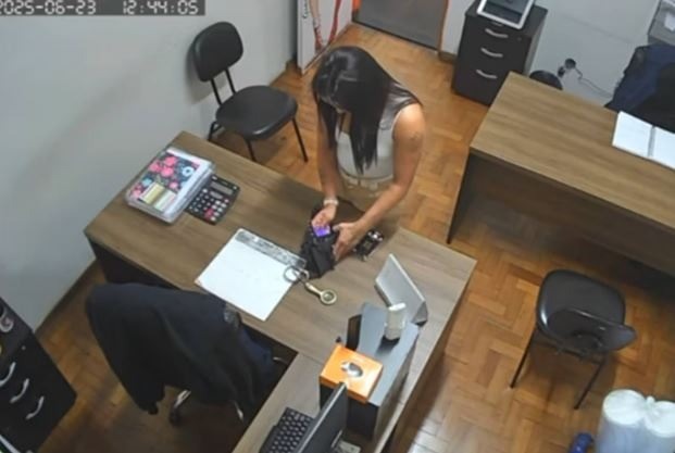VÍDEO: Professora é presa em escola por furtar e usar cartão de colegas