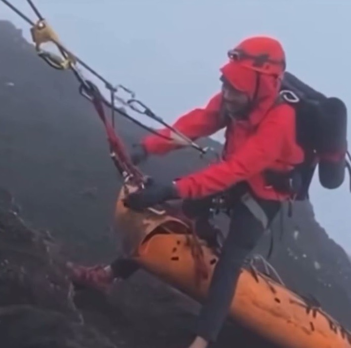 VÍDEO: Veja momento em que corpo de brasileira é retirado de vulcão na Indonésia