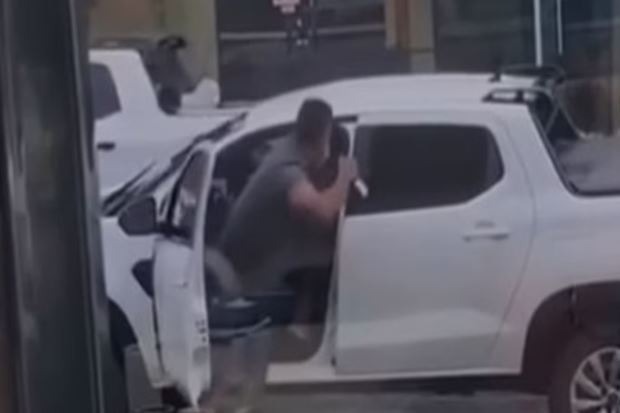 VÍDEO: Motorista leva 10 facadas em briga de trânsito após batida