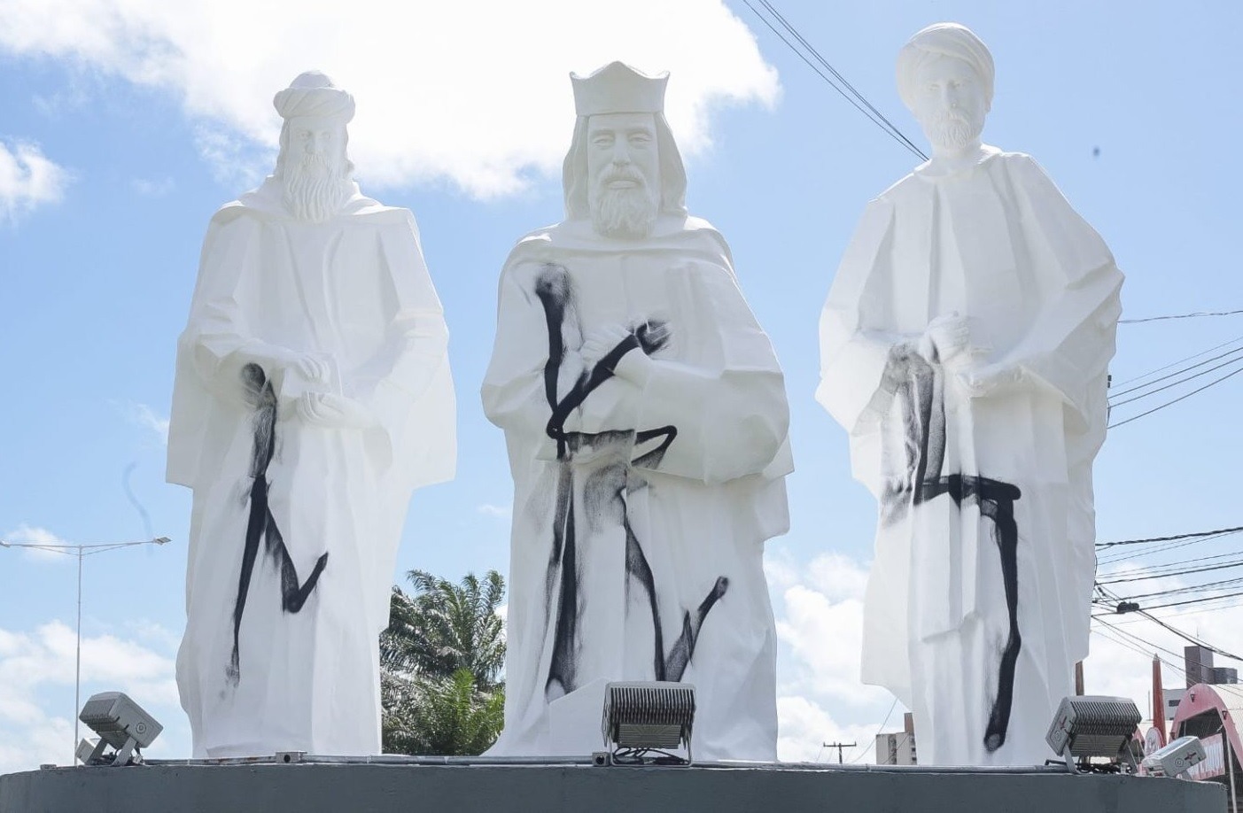 Após revitalização, estátuas dos Reis Magos são novamente vandalizadas