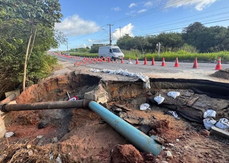 Cratera se abre e causa interdição parcial da BR-406 em São Gonçalo do Amarante