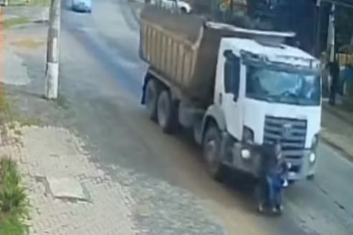 VÍDEO: cadeirante fica preso em para-choque de caminhão e é arrastado