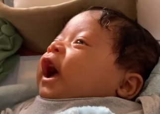 VÍDEO: Bebê de 1 mês "fala" como pai e resposta surpreende a internet