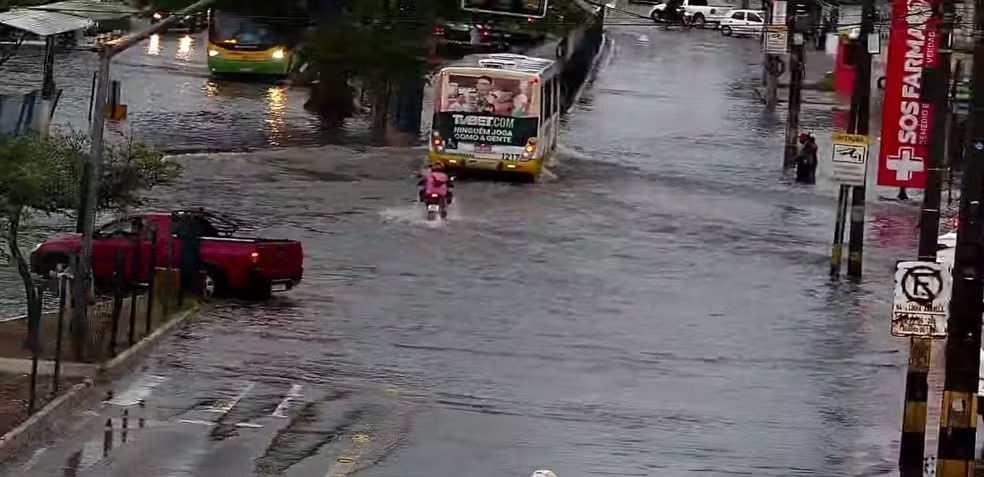 Chuva causa alagamentos em Natal; veja pontos