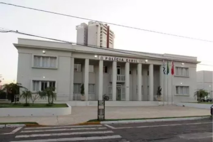 Mãe de 18 anos tenta matar bebê após dar à luz em banheiro de shopping