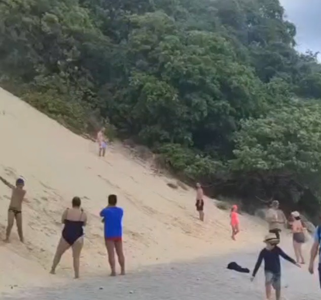VÍDEO: Grupo é flagrado subindo o Morro do Careca