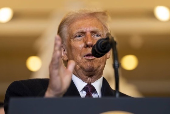 Trump anuncia tarifa adicional de 10% para 'qualquer país que se alinhar às políticas do Brics'