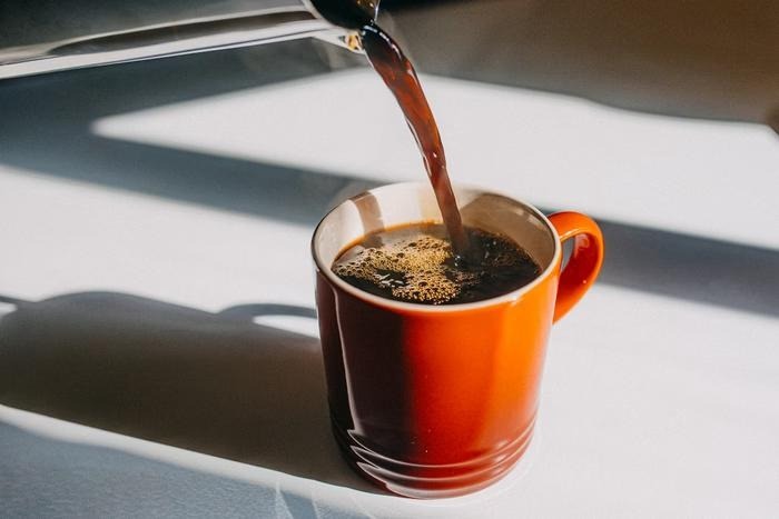 Café preto e sem açúcar faz bem para coração e longevidade, diz estudo