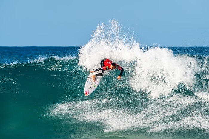 Surfe: Ítalo Ferreira encara tubarão, vence rival e avança na WSL