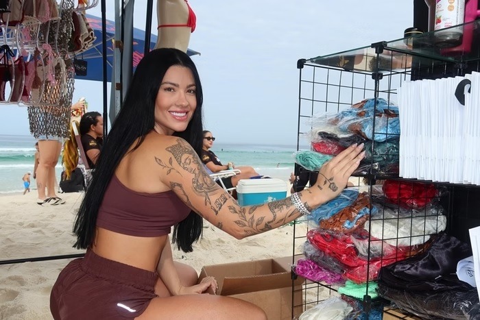 Namorada de Belo vende roupas na praia: “Não tenho medo de trabalhar”