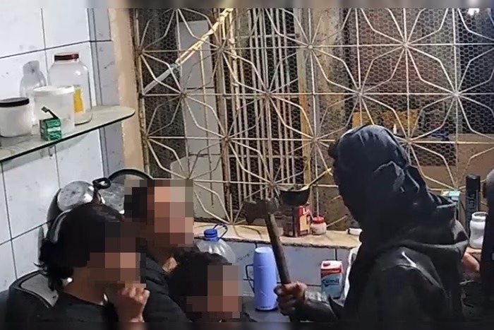 VÍDEO: trio invade casa e aterroriza família: “Vão morrer queimados”