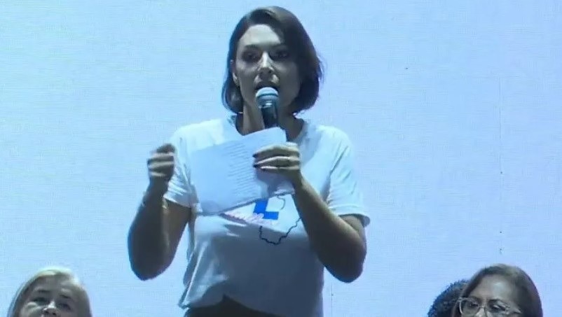 Em carta pública, Michele Bolsonaro pede para Lula “baixar armas” e deixar “desejo de vingança de lado” para evitar sanções...