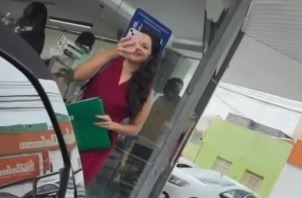 VÍDEO: Mulher assina divórcio e recebe surpresa das amigas na porta do cartório
