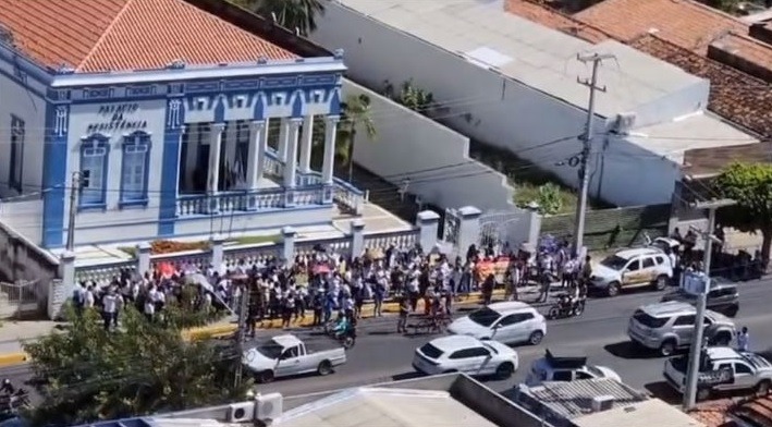 VÍDEO: Servidores protestam contra a gestão de Allyson Bezerra