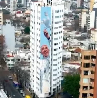 50 metros de altura: artista pinta maior mural do mundo em homenagem ao papa francisco