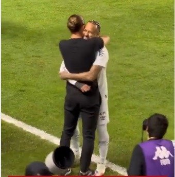 VÍDEO: Neymar brinca e tenta dar caneta em Filipe Luis