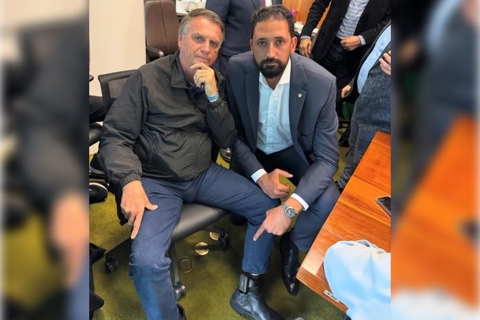 Bolsonaro exibe tornozeleira ao lado de deputado do PL; veja foto