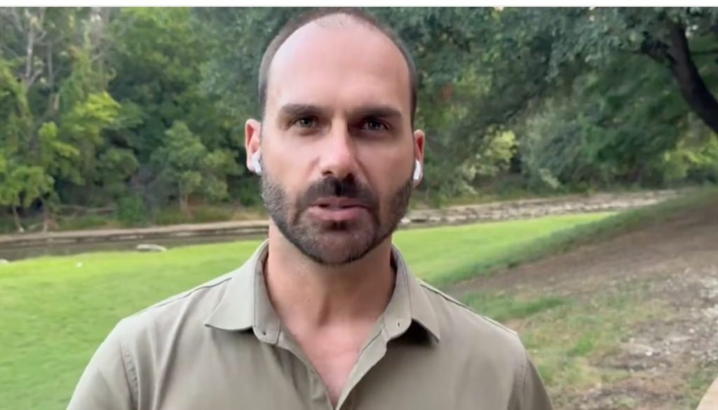 Moraes bloqueia contas e Pix de Eduardo Bolsonaro