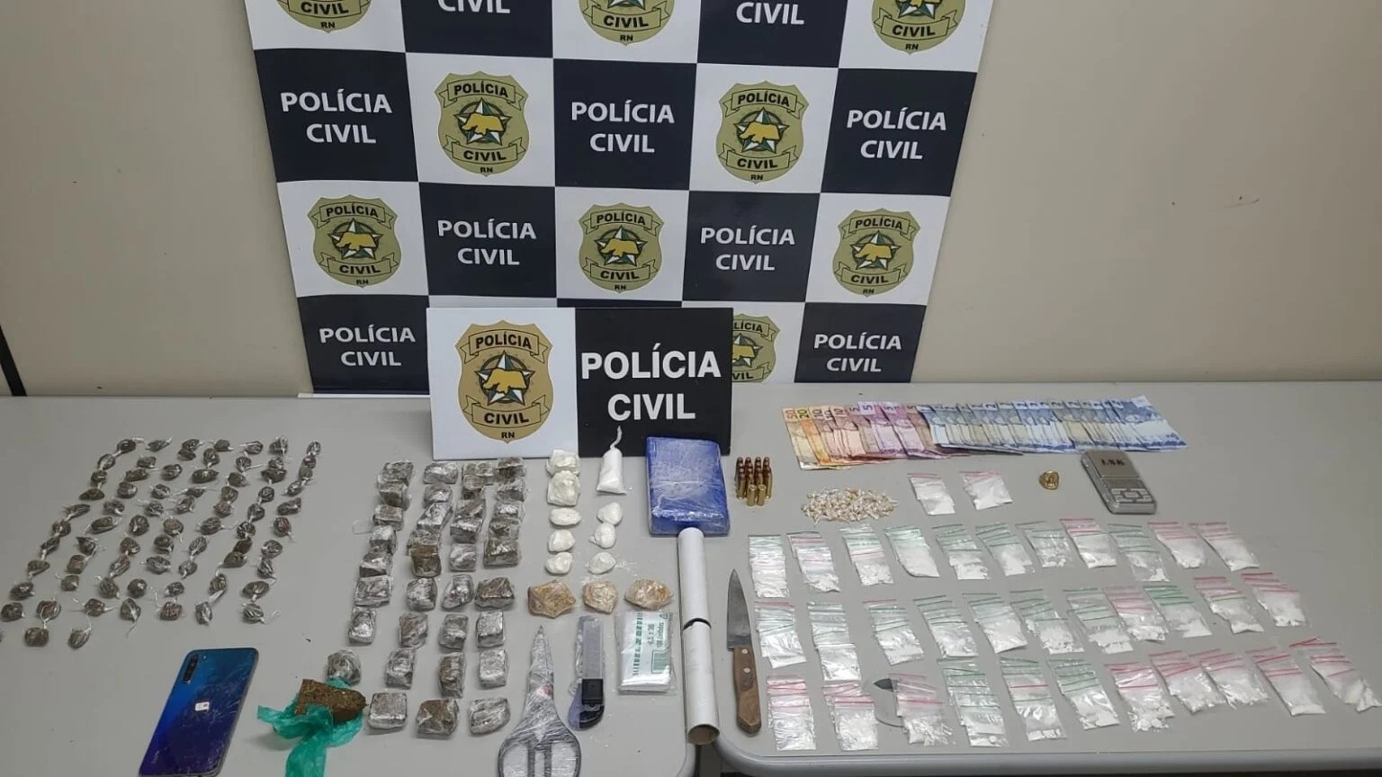 Polícia estoura ponto de tráfico de drogas em Macaíba