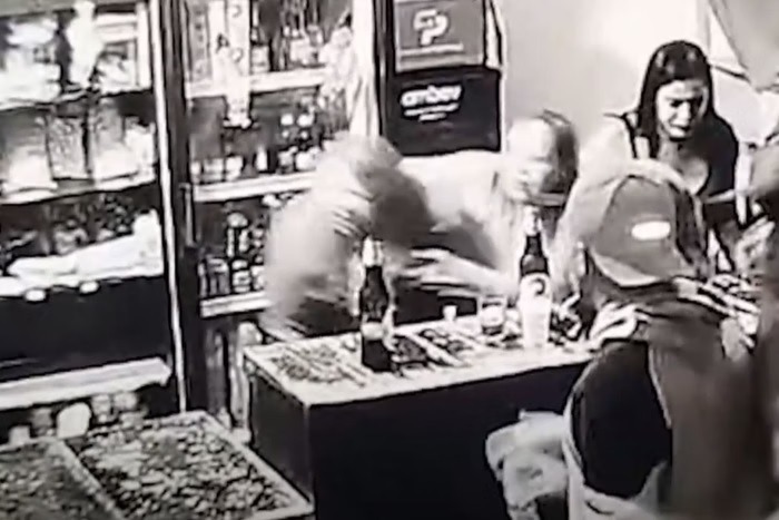 Vídeo mostra momento em que homem ataca a facadas ex-mulher em bar; assista