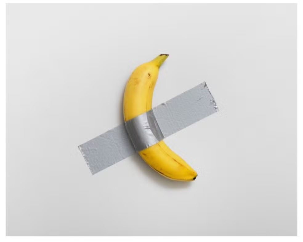 Visitante come banana de obra de arte avaliada em US$ 6 milhões em museu na França