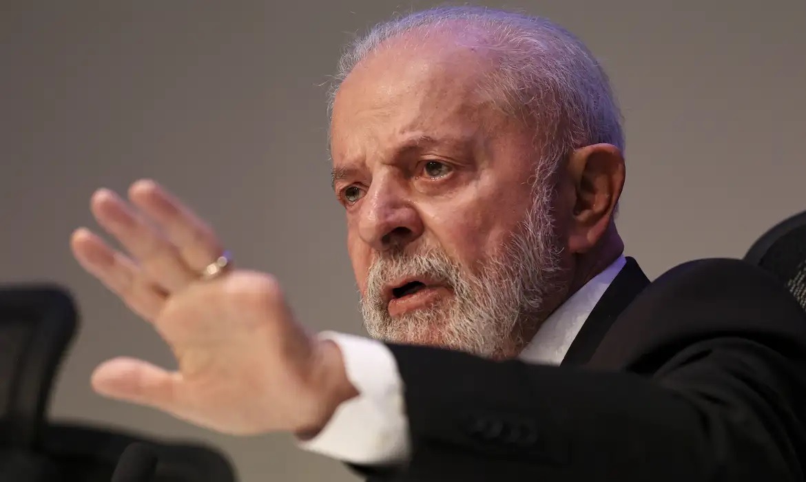 VÍDEO: Lula ridiculariza Bolsonaro: "Não sei como virou tenente. Se borrou todo"