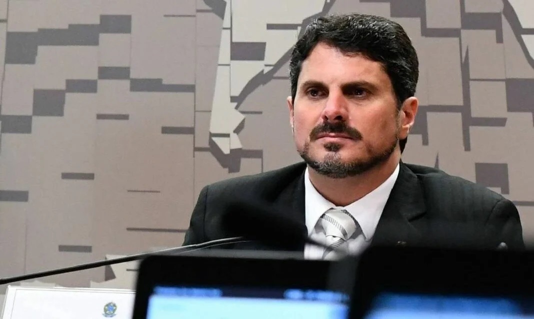 Moraes bloqueia contas e Pix do senador Marcos do Val, que viajou para os EUA