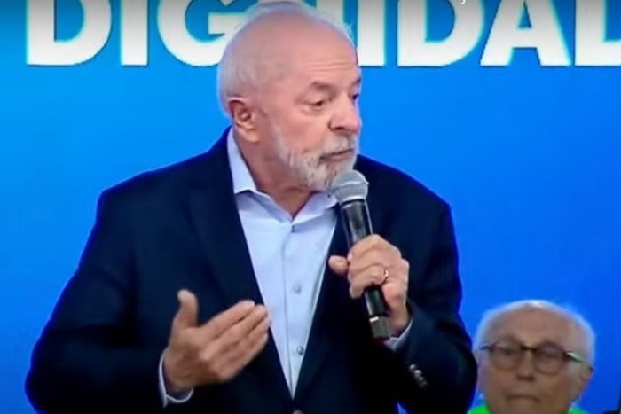 “Pouco dinheiro na mão de muitos significa riqueza”, diz Lula