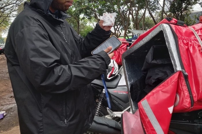 Entregador usa conta de bike para fazer delivery de moto sem CNH